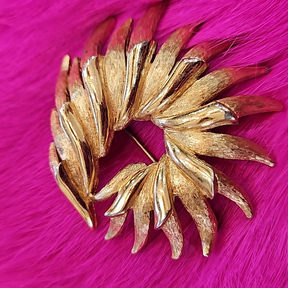 Vintage MONET Gold Cluster Swirl‎ Brooch Shiny Brush Gold Tone